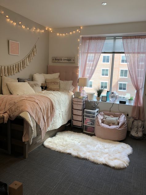 Small Room Cozy, Classy Dorm Room, Amazing Beds, Modern Dorm Room, Preppy Dorm Room Decor, Dorm Room Color Schemes, White Dorm Room, Chic Dorm, Dorm Room Colors