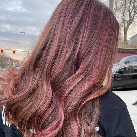 Peekaboo Hair Ideas, Brown Hair With Pink Highlights, Pink Peekaboo Hair, Brown And Pink Hair, Pink Hair Streaks, Pink Hair Highlights, How To Have Style, Rambut Brunette, Peekaboo Highlights