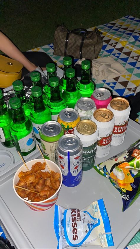 Soju Prank Picture, Soju Model Aesthetic, Korean Drinking Alcohol Aesthetic, Korean Soju Aesthetic, Korean Drinks Aesthetic Soju, Art Outfit, Delicacy Food, Soju, Cute Texts