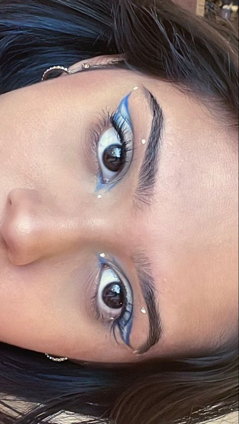 Blue Liquid Eyeliner Looks, Blue Eyeshadow With White Eyeliner, Blue Eyeliner On Waterline, Graphic Eyeliner Festival, White And Blue Eye Makeup, Blue Grafic Eyeliner, White And Blue Eyeliner, Light Blue Graphic Liner, Light Blue Eyeliner Looks