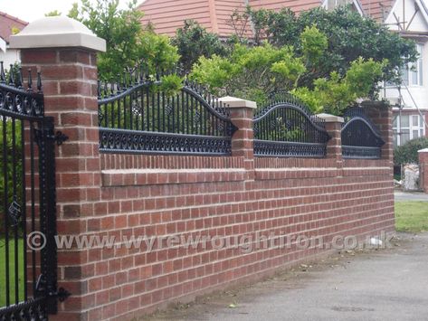 Brick Fence Ideas, Brick Wall Design Ideas, Beautiful Fences, Bricks House, Brick House Exterior Makeover, Brick Wall Gardens, Fences Ideas, Garden Railings, Front Lawn Landscaping