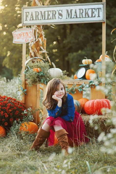 Pumpkin Stand Photoshoot, Pumpkin Stand Mini Session, October Mini Session Ideas, September Mini Session Ideas, Studio Fall Mini Sessions, Fall Photo Mini Session Ideas, Pumpkin Patch Mini Session, Fall Farm Photoshoot, Unique Mini Session Ideas