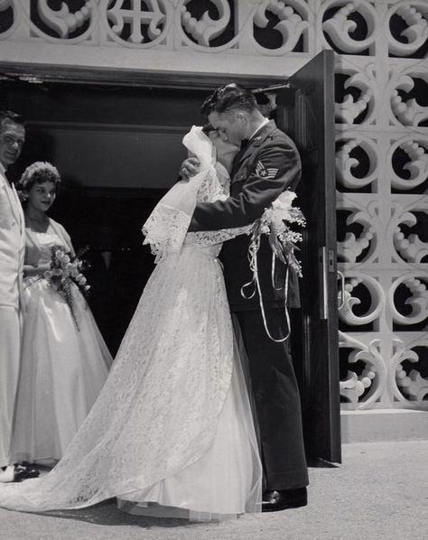 Vivian Dorraine Liberto and Johnny Cash on their Wedding Day. Johnny Cash First Wife, John Cash, Johnny Cash June Carter, June Carter, June Carter Cash, Johnny And June, Famous Couples, Country Music Singers, Vintage Bride