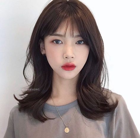 Korean Mid Length Hair With Bangs, Korean Full Bangs, Korean Mid Length Hair With Layers, Mid Length Hair With Bangs, Shoulder Length Hair With Bangs, Middle Hair, Korean Hair Color, Medium Hair Styles For Women, Layered Haircuts For Medium Hair