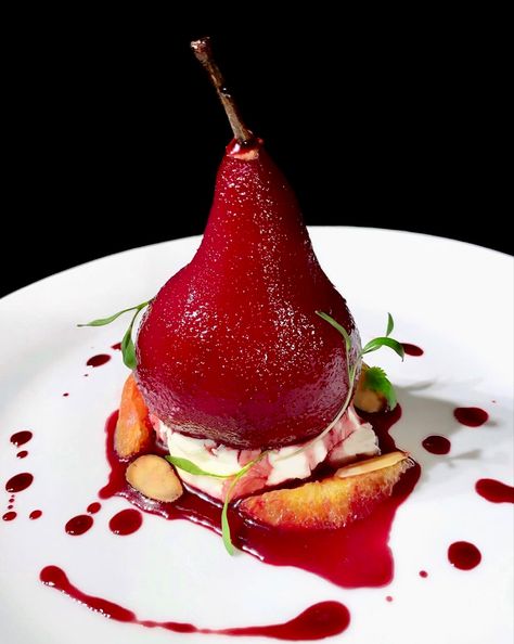 Pears In Red Wine, Poached Pears Recipe, Wine Poached Pears, Red Wine Recipe, Pear Dessert, Spiced Wine, Poached Pears, Pear Recipes, Elegant Desserts