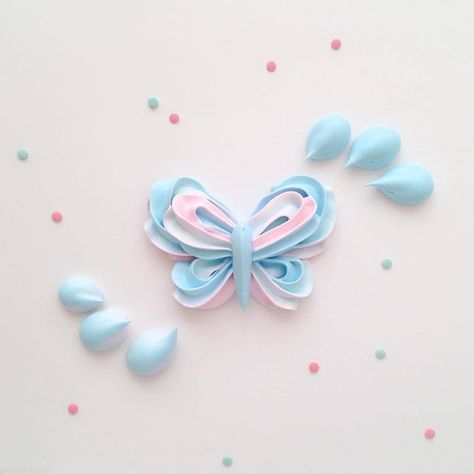 Meringue Design Ideas, Butterfly Meringues, Meringue Butterfly, Meringue Shapes, Cute Meringue, Meringue Recipes, Meringue Cookie, Meringue Cookie Recipe, Edible Flowers Cake