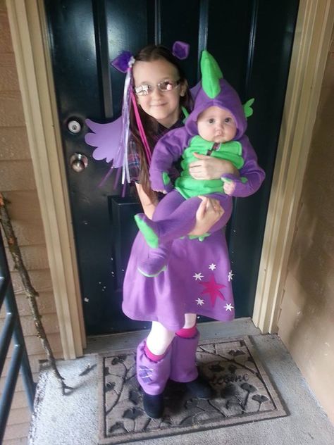 Twilight Sparkle Equestria and Spike the Dragon! Twilight Sparkle Halloween Costume, Emo Twilight Sparkle, Cute Twilight Sparkle, Twilight Sparkle Cosplay, Mlp Cosplay Twilight, Twilight And Spike, Spike The Dragon, Twilight Sparkle Crown, Twilight Sparkle Equestria