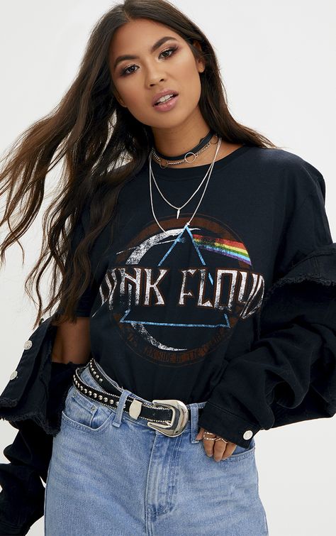 Pink Floyd Slogan Black T Shirt Pink Floyd Aesthetic, Bad Girl Outfit, Kpop House, Band Tee Outfits, Outfit Concert, Sick Clothes, Slogan Tees, College Girl, Teenage Fashion