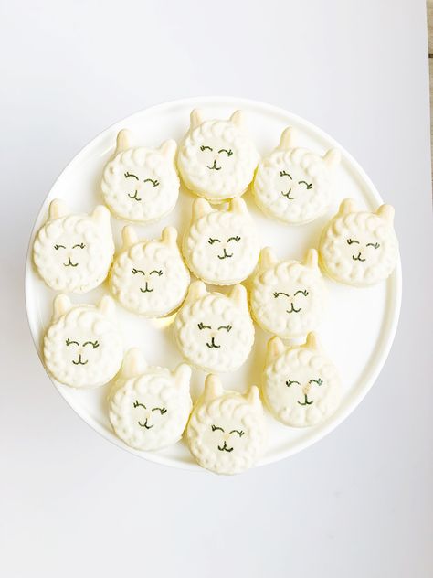 Llama French Macarons made in amaretto flavor filled with vanilla buttercream. Decorating Macarons, Macaron Designs, Homeschool Cooking, Llama Party, French Macaron, Llama Birthday, Awesome Cakes, French Macarons, Dessert Cupcakes