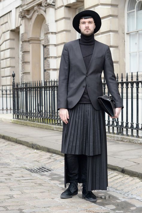 Androgynous Clothing, Fashion Week Outfit Ideas, Non Binary Fashion, Guys In Skirts, Men Wearing Skirts, Gender Fluid Fashion, Ny Outfits, Genderless Fashion, Outfits Hombre