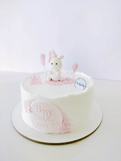 White and pink first' birthday Bunny cake Bunny Theme Cake, Pink Theme Cake, Cake Whipped Cream, Cake First Birthday, Whipped Cream Cake, Bunny Theme, First Birthday Cake, Pink Theme, Fondant Toppers