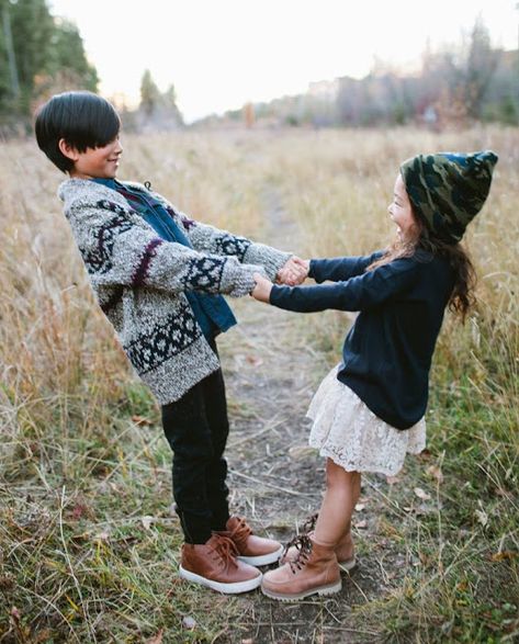 Baby Hair Cut Style, Sisters Photography Poses, Brother Sister Pictures, Brother Sister Photography, Brother Sister Photos, Shooting Pose, Sibling Photography Poses, Sibling Photo Shoots, Sibling Pictures