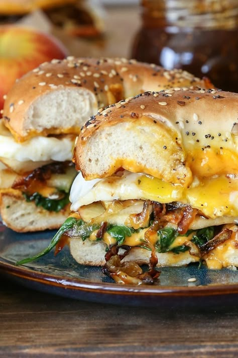 Caramelized Onion Grilled Cheese, Bagel Sandwiches, Onion Grilled Cheese, Apple Cheddar, Menu Sarapan Sehat, Cheese Bagels, Bagel Sandwich, Vegetarian Breakfast Recipes, Caramelized Onion