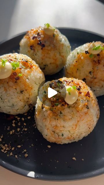 Soyoung🇦🇺 on Instagram: "Guys🫶🏻you should try this 🍙👇
#airfryer #tunaballs 

>>Ingredients:
Tuna, canned 
Japanese mayo
Sriracha sauce 
Cooked rice 
Rice seasoning, nori Komi Furikake: Can buy Asian supermarket 
Chili oil 
Chive 

📌 AIR FRYER 190C 8MINS

•
•
•
•

#reels #easyrecipeideas #onigiri #sushi" Japanese Mayo, Asian Supermarket, Rice Seasoning, Cooked Rice, Seasoned Rice, Sriracha Sauce, Chili Oil, Rice Balls, Sriracha