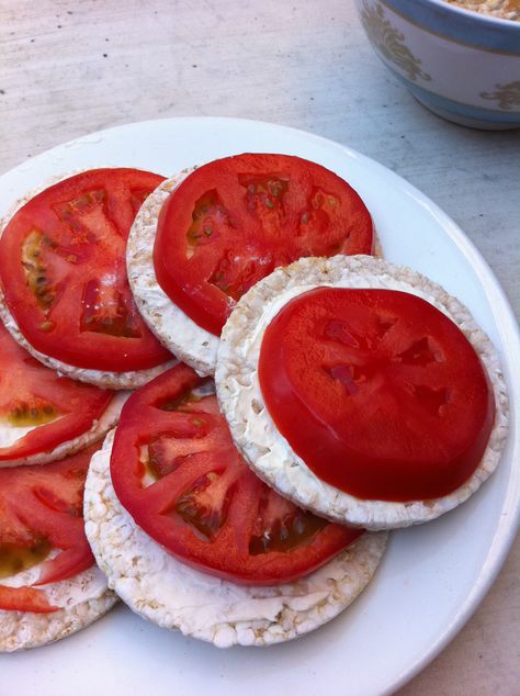 Rice Cakes with Philly cream cheese and Tomato. Cream Cheese Rice Cake, Hummus Rice Cake, Rice Cakes With Hummus, Rice Cake Hummus, Tomato Basil Rice Cake Toppings, Rice Cakes, Caprese Salad, Cream Cheese, Rice