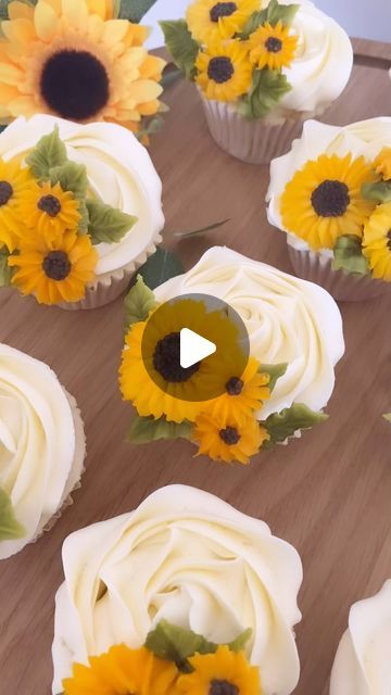 Sunflower Cupcakes Ideas, Sunflower Wedding Cupcakes, Sunflower Cupcakes, Buttercream Flower Cake, Floral Cupcakes, Cupcake Display, Cookie Party, Flower Cupcakes, Buttercream Flowers