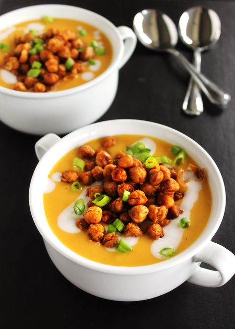 The best Winter soup ever! Butternut squash soup with smoked gouda and spicy chickpeas. Creamy, smoky, totally delicious. Red Curry Soup, Thai Red Curry Soup, Soup With Chickpeas, Spicy Chickpeas, Soup Spicy, Butternut Soup, Curry Soup, Smoked Gouda, Chickpea Recipes