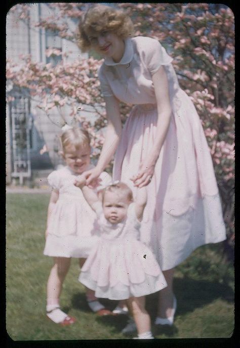 1953 Vintage Style Home Decor, Grandparents House, Vintage Style Home, Mother Daughter Outfits, Vintage Ideas, Home Decor Vintage, Vintage Life, Vintage Portraits, Vintage Easter