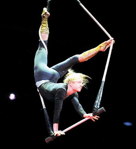 Trapeze Drawing Reference, Male Trapeze Artist, Trapeze Photography, Male Acrobat Costume, Aerial Arts Photography, Acrobat Poses, Trapeze Poses, Dance Trapeze, Acrobatic Poses