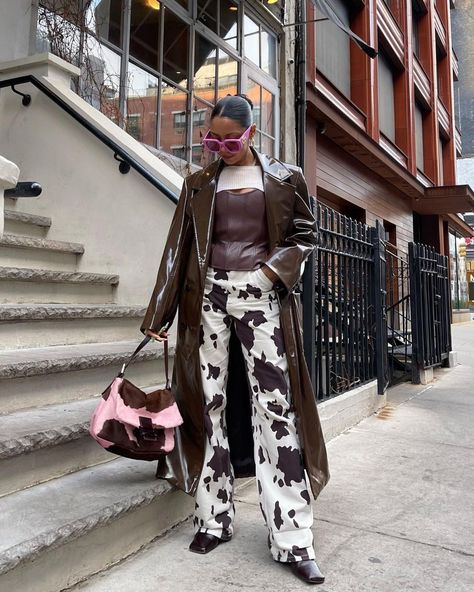 Cow Print Pants, Cow Pants, Genderfluid Fashion, Printed Pants Outfits, White Streetwear, Brown Cow, Trends 2025, Pink Shades, Print Pants