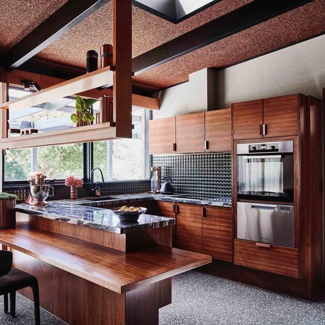 Top 10 Timeless Mid-Century Kitchen Design Features Mid Century Kitchen Ideas, Organize A Kitchen, Kitchen Built In, Retro Appliances, Beautiful Kitchen Designs, Mid Century Architecture, Yarra Valley, Mid Century Kitchen, Built In Cabinets