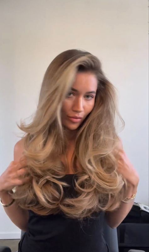 Bouncy Blowout Long Hair Brunette, Medium Hair Length Blowout, Curly Blow Dry Long Hair, Big Bouncy Blowout Long Hair, Wavy Blowout Hair, Big Blowout Hair, Races Hair, Big Blowout, Grammy Performance