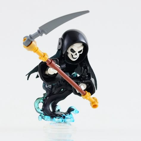 If this grim reaper by LEGO builder Moko won't scare the life out of your minifigures, I don't know what will! Easy Lego Creations, Lego Dragon, Lego Sculptures, Micro Lego, Lego Custom Minifigures, Custom Minifigures, The Creeper, Lego Mechs, Amazing Lego Creations