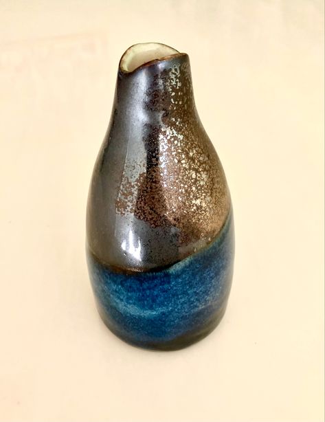 Ceramic bottle with Amaco Vintage Gold and Blue Rutile over Obsidian. Amaco Vintage Gold, Blue Rutile, Glaze Inspiration, Mountain Pottery, Ceramic Glazing, Glaze Combos, Pottery Glaze, Glaze Ideas, Ceramic Bottle