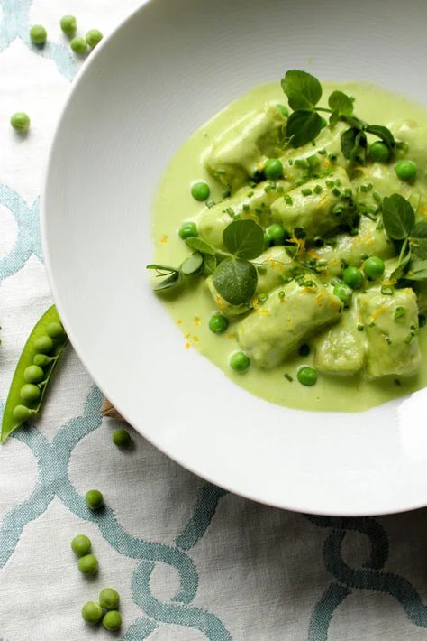 This recipe for Sweet Pea Gnocchi with Tarragon Pea Cream is elegant and beautiful to serve, not to mention it tastes amazing. It's the perfect recipe to serve in spring. Green Food, Pea Recipes, Gnocchi Recipes, Spring Recipes, Linguine, Perfect Food, Gnocchi, Sweet Pea, Pasta Dishes