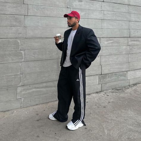 #trendalert 🚨con los #trackpantsadidas ❤️‍🔥la verdad, no quiero dejarlos de usar nunca!! 🥵🥵 Look: Cap + sneakers : @yuthbolivia Trackpants: @adidasoriginals Tshirt basic: @papingomaminga #trackpants #trackpant #adidasoriginals #adidas #trendy #trending #outfit #outfittoday #fashiontrends Adidas