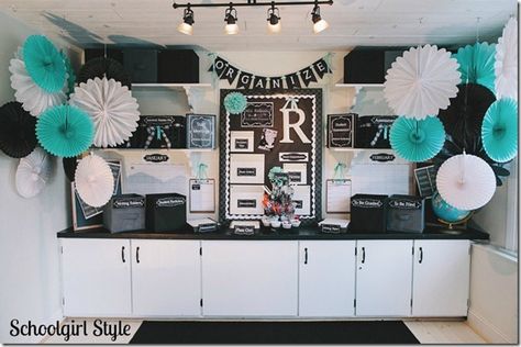 Teal Classroom, Classroom Designs, Teaching Board, Middle School Classroom Decor, Classroom Makeover, Organization Station, Momma Bear, Classroom Decor Themes, High School Classroom