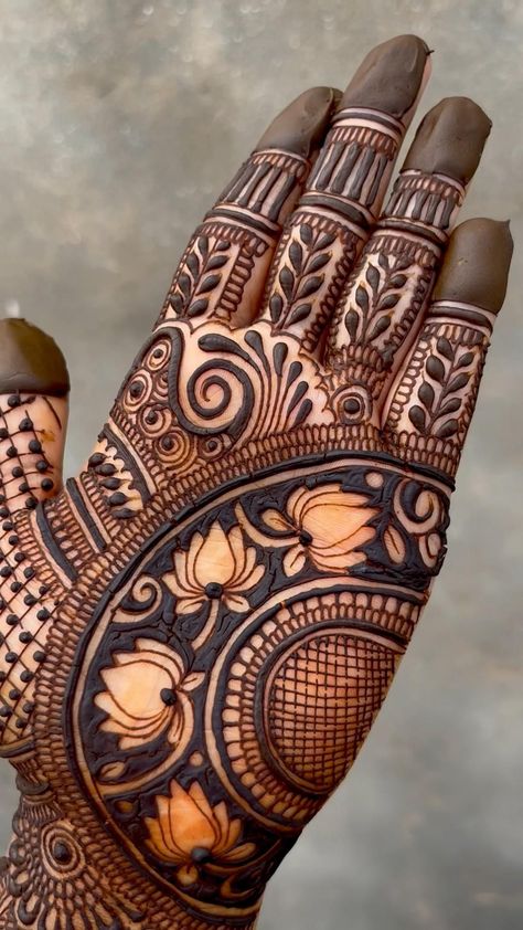 Uniq Mehandi Designs, Mendi New Design, Mahendi Front Hand Designs Latest, Mehendi Art Design, Mehedi Design Front Hand Bridal, Lotus Mehandi Designs For Hands, Designer Mahendi Design Latest, Henna Mahendi Design, Lotus Mehndi Designs Front Hand