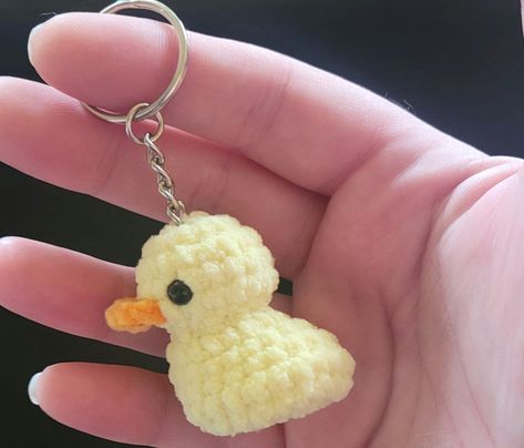 A cute and cuddly crocheted rubber ducky keychain that is perfect for adding a touch of whimsy to your keys. Makes a great gift for kids or adults.#crochetkeychain #handmadegifts #DIYkeychain #crochetlove #keychainaddict Crochet Duck Applique, Key Chains Crochet, Duck Keychain Crochet, Crocheted Ducks, Cute Diy Keychains, Small Crochet Animals, Crochet Duck Keychain, Cute Crochet Keychains, Mini Crochet Projects