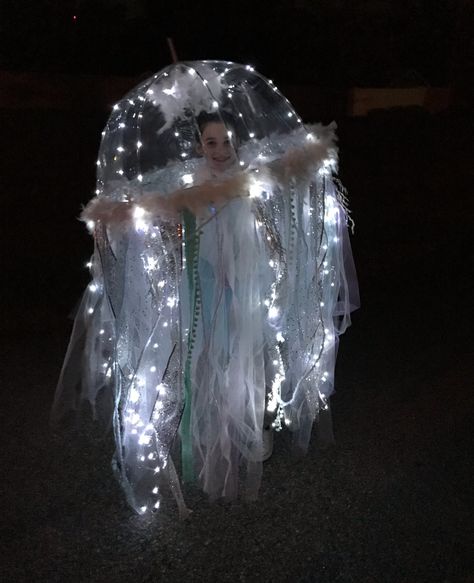 Homemade bioluminescent jellyfish costume How To Make A Jellyfish Costume, Bioluminescence Costume, Jellyfish Halloween Costume Diy, Jellyfish Diy Costume, Jellyfish Hat Diy, Whimsical Halloween Costume, Ocean Costume Ideas, Jellyfish Costume Diy, Jellyfish Halloween Costume