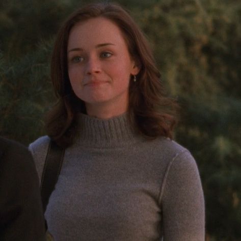 Rory Gilmore Hair, Rory Gilmore Style, Curly Short Hair, Gilmore Girls Fashion, College Hairstyles, Female Icons, Team Logan, Neat Casual Outfits, Curly Short