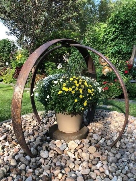 Landscaping Flowers, Landscaping Front Yard, Garden Junk, Front Yard Landscaping Ideas, Yard Landscaping Ideas, Metal Garden Art, Have Inspiration, Garden Containers, Garden Yard Ideas