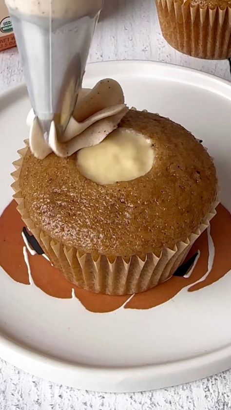 Butterscotch Spice CupcakesThis spiced cupcake with butterscotch topping and butterscotch Petit Pot filling is the perfect treat for the Fall season. Only 15 minutes to bake. They are so flavorful and super moist! Full recipe below.Ingredients:Spice Cupcake Cake Batter: * 1 1/3 cup flour * 1 tsp baking powder * 1/2 tsp baking soda * 1 tsp ground cinnamon * 1/2 tsp ground nutmeg * 1/4 tsp ground ginger * 2 large eggs, room temp* 1/2 cup granulated sugar * 1/3 cup brown sugar * 1/4 cup vegetable o Butterscotch Spice Cupcakes, Spiced Eggs, Donut Bar, Hello Cupcake, Spice Cupcakes, Cat Cake, Cake Batter, Brown Sugar, Cupcake Cakes