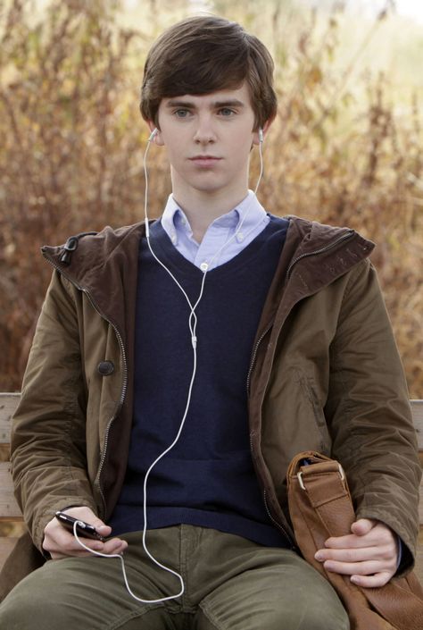 Freddie Highmore - Norman Bates 2.0  Victim or Villian? Freddie Highmore Bates Motel, Norma Bates, Shaun Murphy, Norman Bates, Freddie Highmore, Vera Farmiga, Bates Motel, Boy Best Friend, Corte De Cabelo Masculino