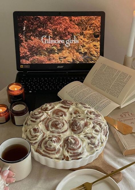 Cinnamon Astetic, Autumn Lifestyle Aesthetic, Fall Cinnamon Rolls Aesthetic, Autumn Aesthetic Cozy Home, Autumn Morning Aesthetic, Early Autumn Aesthetic, Cinnamon Roll Aesthetic, Early Fall Aesthetic, Autumn Aesthetic Home