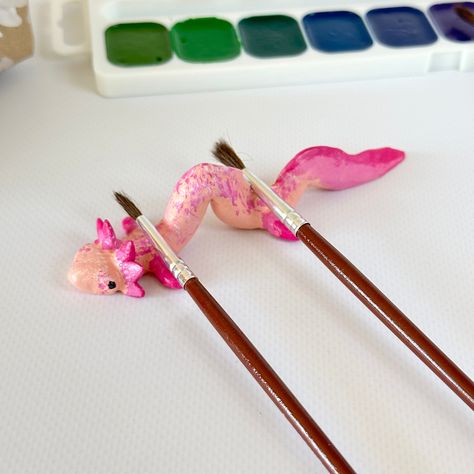 Axolotl paint brush holder - cute gift for artist or writers!  Approx. measurements of item: Length - 4.5" (11.5 cm); Height - 1.1" (2.7 cm) This paint brush holder is made from air-dry clay and can hold 2 brushes/pens. When you buy a listing, you get:  1) ONE axolotl paint brush holder. Also, you can order this paint brush holder in the color and size you need. To do this, just write me a message indicating the desired color and size and I'll create for you a special listing.  2) Neat packaging Paint Brush Clay Holder, Polymer Clay Paint Brush Holder, Paint Brush Rest Clay, Diy Clay Paint Brush Holder, Flamingo Clay Art, Air Dry Clay Makeup Holder, Ceramic Paint Brush Rest, Clay Pencil Holder Ideas, Air Dry Clay Projects Jewelry Holder