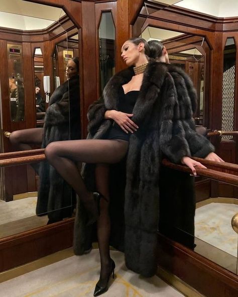 Fur Coat Outfit Dressy, New Collection 2022, Black Girls Luxury Lifestyle, Fur Coat Outfit, Sable Fur Coat, Sable Coat, Tweed Outfit, Kim Kardashian Outfits, Kardashian Outfit