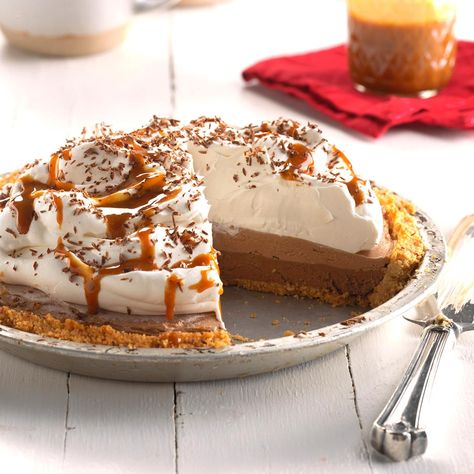 Dark Chocolate-Caramel Macchiato Pie Mile High Pie, Favorite Pie Recipes, Dark Chocolate Caramel, Lime Pie Recipe, Strawberry Delight, Cream Pie Recipes, Baked Strawberries, Refreshing Desserts, Caramel Macchiato