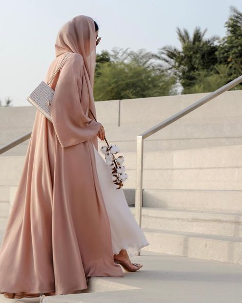 Abaya Picture Poses, Saudi Abaya Aesthetic, Arabian Abaya Dubai, Princess Abaya, Abaya Poses, Abaya Photography, Classy Abaya, Hijabi Casual Outfits, Arabic Abaya