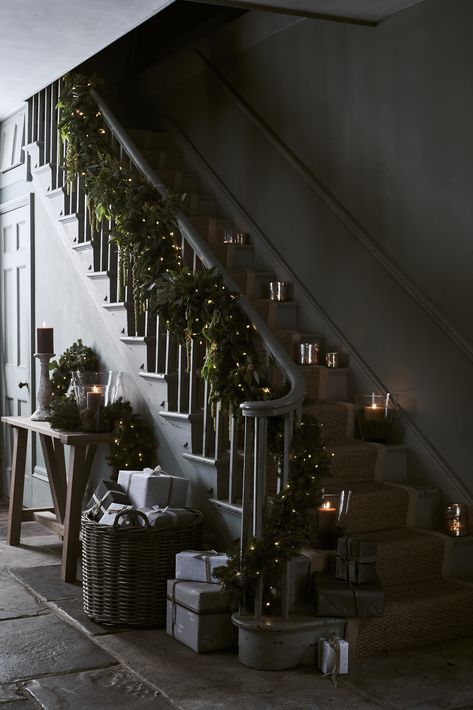 How to make a home cozy for Christmas: 9 designer rules | Christmas Stairs, Christmas Staircase, Christmas Colours, Cosy Christmas, Diy Stairs, Christmas Interiors, Christmas Inspo, Black Christmas, Noel Christmas