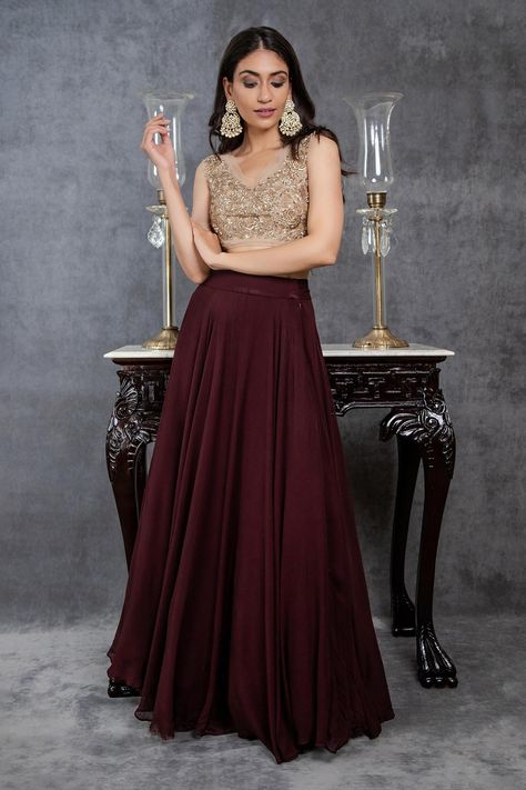 Sleeveless Blouse And Skirt, Kerala Style Lehenga Designs, Skirt And Top Designs Wedding Dresses, Dresses For Sisters Wedding, Maroon Lehenga Simple, Skirt Blouse Designs Latest, Gold Blouse Outfit, Traditional Skirt And Top, Skirt And Crop Top Indian