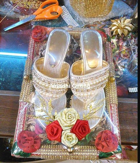 Indian Wedding Trousseau, Wedding Gift Hampers, Indian Wedding Gifts, Themed Wedding Decorations, Wedding Trousseau, Wedding Flower Jewelry, Trousseau Packing, Wedding Gift Pack, Creative Wedding Gifts