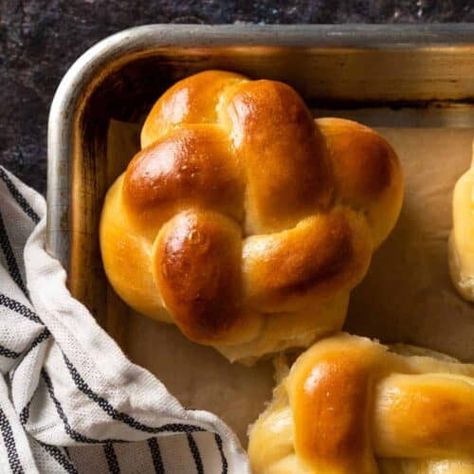 Challah Buns, Buns Homemade, Challah Rolls, Homemade Rolls, Braided Bread, Challah Bread, Dinner Rolls Recipe, Holiday Meals, Roll Recipe