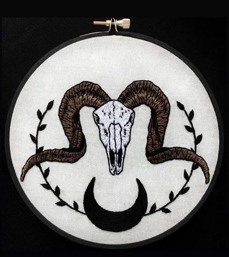 Witchy Embroidery, Embroidery Aprons, Skull Embroidery, Ram Skull, Diy Embroidery Patterns, Hand Embroidery Stitches, Embroidery Hoop Art, Embroidery Craft, Sewing Art