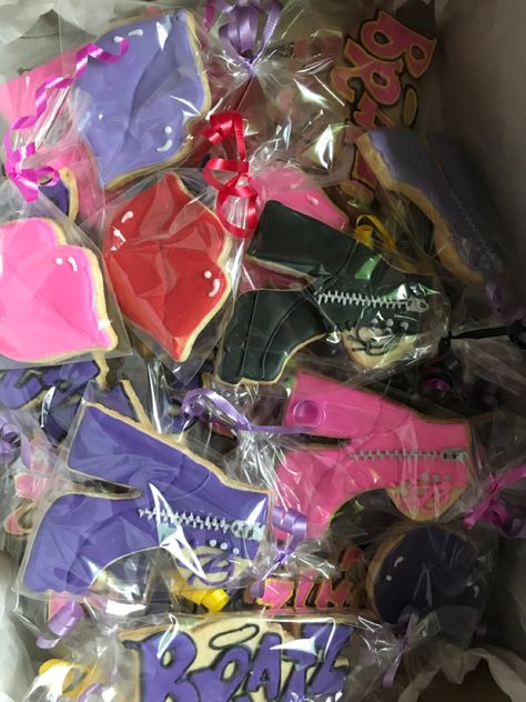 Bratz Dolls Party Decorations, Bratz Party Treats, Bratz Party Favors, Bratz Birthday Party Ideas 21, Bratz Themed Birthday Party Decorations, Brats Party Ideas, Bratz Cookies, Bratz Doll Birthday Party Ideas, Bratz Bachelorette Party