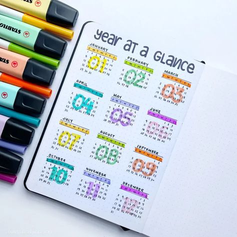 How to Use a Year in Pixels Layout in your Bullet Journal - Bullet Journal Junkie Bullet Journal Icons, Writing Hand, Year In Pixels, Creating A Bullet Journal, Year At A Glance, Doodle Notes, Easy To Draw, Doodle Icon, Hand Lettering Fonts